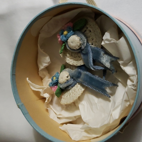 Vintage Crochet Hat Earrings - Picture 6 of 7